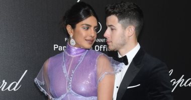 شاهد بالفيديو..بريانكا شوبرا تقبل نيك جوناس في احتفالية بمهرجان كان السينمائي