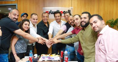 صور.. اليوم السابع تحتفل بنجاح "أبو جبل" مع مصطفى شعبان فى عيد ميلاده