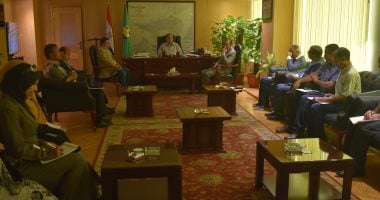 محافظ الفيوم يعقد اجتماعا لتقييم كفاءة الأداء وفاعلية الخدمات بالقطاعات