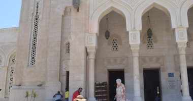 شاهد.. سائحون بالغردقة يزورون أقدم المساجد وورشة تصنيع المراكب