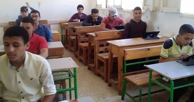 طلاب كفر الشيخ: أدينا الامتحان ورقى وعلى التابلت ونتمنى إصلاح أعطال المنصة