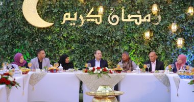 فيديو صور.. .السيسي يوجه دعوة شخصية لمجموعة من المواطنين لتناول الإفطار معه بمقر إقامته.. المواطنون من 7 محافظات.. والرئيس يستمع لآرائهم حول قضايا الساعة