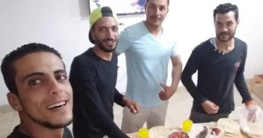 قارئ يشارك بصورته لإفطار جماعى مع زملاء العمل بالعلمين