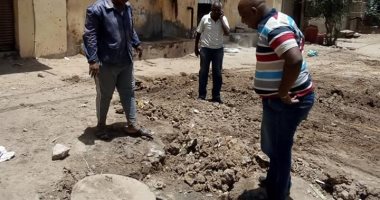 صور.. تكثيف أعمال النظافة بمدينة أسوان وإصلاح كسر خط مياه  