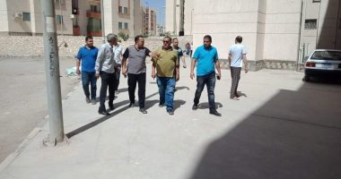 صور.. رئيس جهاز القاهرة الجديدة يتواصل مع السكان فى بث مباشر على فيس بوك