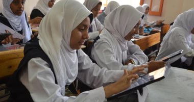 صور.. طلاب أولى ثانوى بالأقصر يؤدون امتحانات نهاية العام بالتابلت