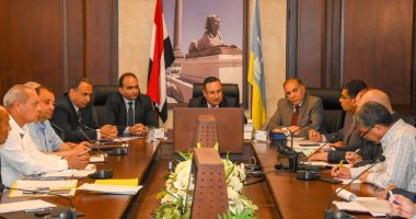 محافظ الإسكندرية يكلف شركة الصرف ورؤساء الأحياء بتطهير الشنايش والمطابق