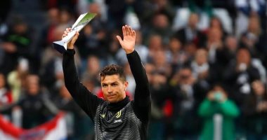 كريستيانو رونالدو أول لاعب فى التاريخ يفوز بجائزة الأفضل فى 3 دوريات.. صور