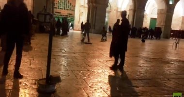 الشرطة الإسرائيلية تخلى المسجد الأقصى من المعتكفين بالقوة