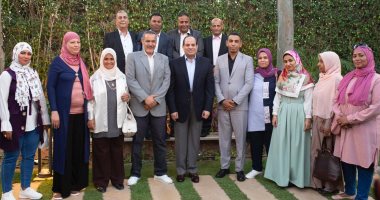 مائدة إفطار السيسى مع مواطنين تتحول إلى حوار  من القلب.. الرئيس: "محدش بيعمل اللى بيتعمل فى مصر لوحده".. ويرد على سيدة نقلت له شكر المصريين على مبادرة "حياة كريمة":" محدش يمن على أهل مصر من خيرها"
