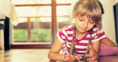 بلاش تابلت و تلفزيون كتير...اعرفى أضرار الالكترونيات على صحة طفلك