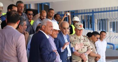 صور.. شريف إسماعيل ومحافظ السويس يتفقدان استاد السويس الرياضى