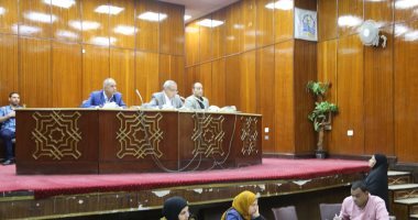محافظ قنا يبحث شكاوى 100 مواطن خلال اللقاء المفتوح