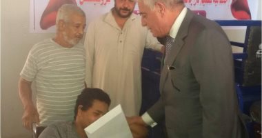 محافظ جنوب سيناء يسلم تروسيكل لوالد طفل معاق لتوصيله للمدرسة
