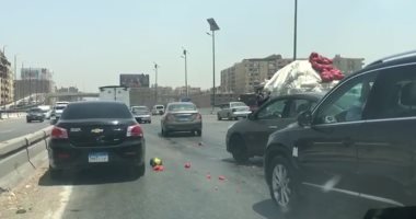 انقلاب حمولة سيارة " بطيخ " تربك حركة المرور أعلى دائرى المريوطية