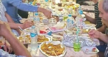 مجمعين على الخير.. شباب المطرية ينظمون إفطار جماعى لإطعام 350 صائم