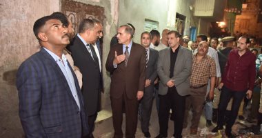 صور.. محافظ أسيوط يأمر بصرف مساعدات وإعادة تعمير منزلا تعرض لحريق بحى غرب