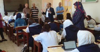 محافظ سوهاج يتابع امتحانات التابلت.. وطلاب 63 مدرسة يؤدون الامتحان إلكترونيا
