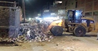 حملة نظافة ورفع تراكمات القمامة بجوار شريط السكة الحديد بالمحلة