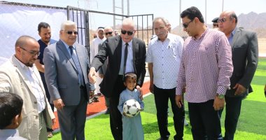 صور.. محافظ جنوب سيناء يفتتح ملعبا خماسيا لكرة القدم بوادى مندر بشرم الشيخ