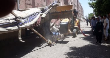 إزالة مقهى مخالف بالمساكن الشعبية بمركز أبوتيج فى أسيوط .. صور