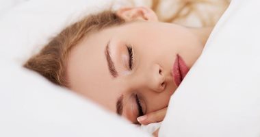 بلاش كسل ..6 اضرار على بشرتك لو نمتى بالمكياج