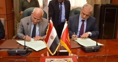 صور.. محافظ بورسعيد يوقع تمليك أكبر مصنع لإنتاج النسيج بجنوب المحافظة