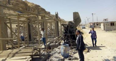 رئيس مركز ملوى بالمنيا يتفقد أعمال إنشاء كوبرى المحرص