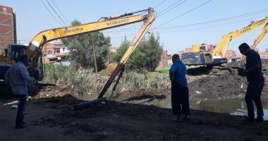 استجابة لـ"اليوم السابع".. تطهير مصرف زفتى البحرى من المخلفات بالمحلة.. صور