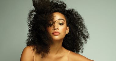 أماندلا ستنبيرج الوجه الجديد لماركة Fenty Beauty المملوكة لمغنية البوب ريهانا 