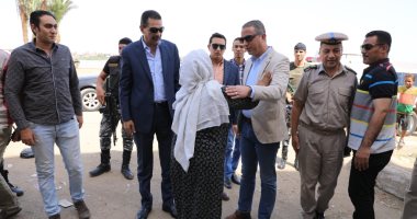 صور.. جولة مفاجئة لمحافظ سوهاج على قرية "السماكين" بالمنشاة