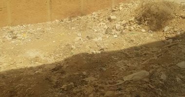 بؤرة تلوث.. شكوى من تحول أرض فضاء بحدائق الأهرام لمقلب قمامة