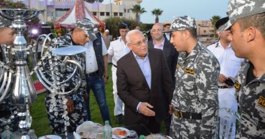 صور.. محافظ بورسعيد يشارك ضباط وجنود الشرطة الإفطار الرمضانى