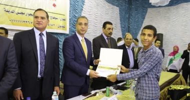 محافظ سوهاج يكرم 24 طالب من حفظة القرآن الكريم  ويمنح 11 فتاة جهاز العروسة