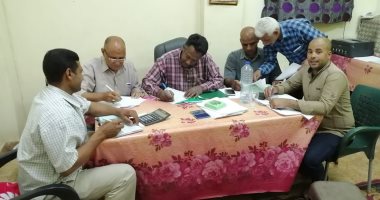 مجلس مدينة الأقصر يسلم الباكيات للباعه الجائلين فى السوق الحضرى