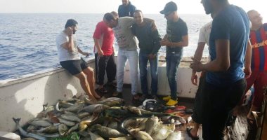 "الصيد فى العصارى".. أهالى البحر الأحمر يسلون صيامهم على الشاطىء (صور)