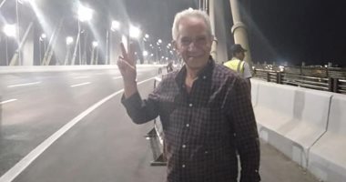 صور.. صاحب علامة النصر فى حرب أكتوبر يرفعها مجددا على محور روض الفرج