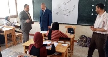 "مدير تعليم الإسماعيلية" يتفقد لجنة الزخرفية الثانوية بنات