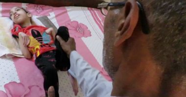 صفاء 12 عاما سجينة السرير.. ووالدها: نفسى أشوفها جالسة