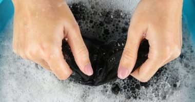 بخطوات سهلة وبسيطة.. ازاي تحافظي على ملابسك السوداء من البهتان