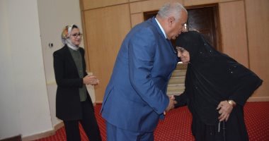 محافظ الوادى الجديد يمنح عمرة لمسنة من المتميزات بمعهد إعداد الدعاة