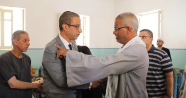 صور.. محافظ سوهاج يؤدى واجب العزاء لأسرة الشهيد عمار السيد