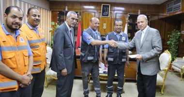 محافظ قنا يكرم عاملين بالإسعاف عثرا على مبلغ مالى أثناء نقل مصاب بحادث سير