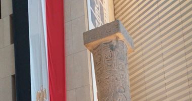 شاهد.. عمود مرنبتاح القطعة الثانية فى البهو العظيم بالمتحف الكبير 