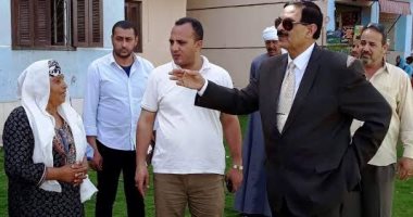 سكرتير مساعد سوهاج يتفقد أعمال التجميل والنظافة لقرية "السماكين" بالمنشأة