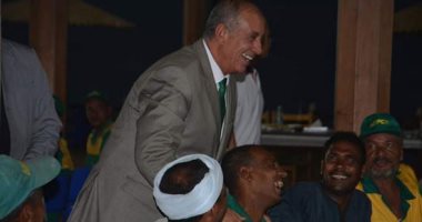 صور ..محافظ البحر الأحمر يشارك عمال النظافة بالغردقة إفطارهم الجماعى