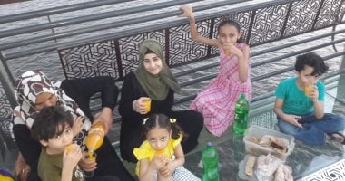 أسرة تتناول طعام الإفطار على محور روض الفرج
