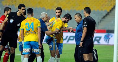 فيديو وصور.. صدام رؤوس بين أيمن أشرف ومصطفى فارس فى مباراة الأهلى والإسماعيلى