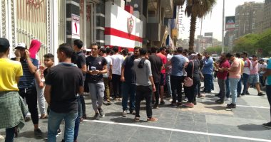 صور.. إقبال جماهيرى على بوابات الزمالك لشراء تذاكر نهائى الكونفدرالية