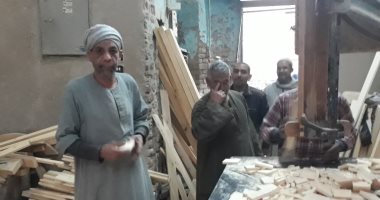 "الصنعة علينا والخشب عليكم"..حكاية ورشة الحج محمود فى صناعة المنابر بقنا